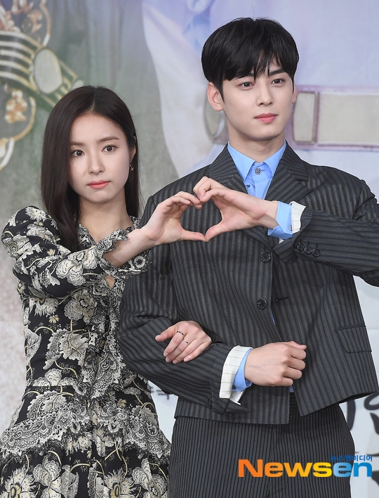 Shin Se Kyung sánh đôi Cha Eun Woo trong họp báo phim cổ trang mới
