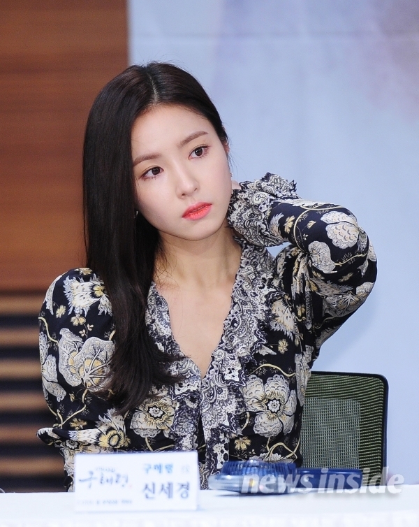 Shin Se Kyung sánh đôi Cha Eun Woo trong họp báo phim cổ trang mới