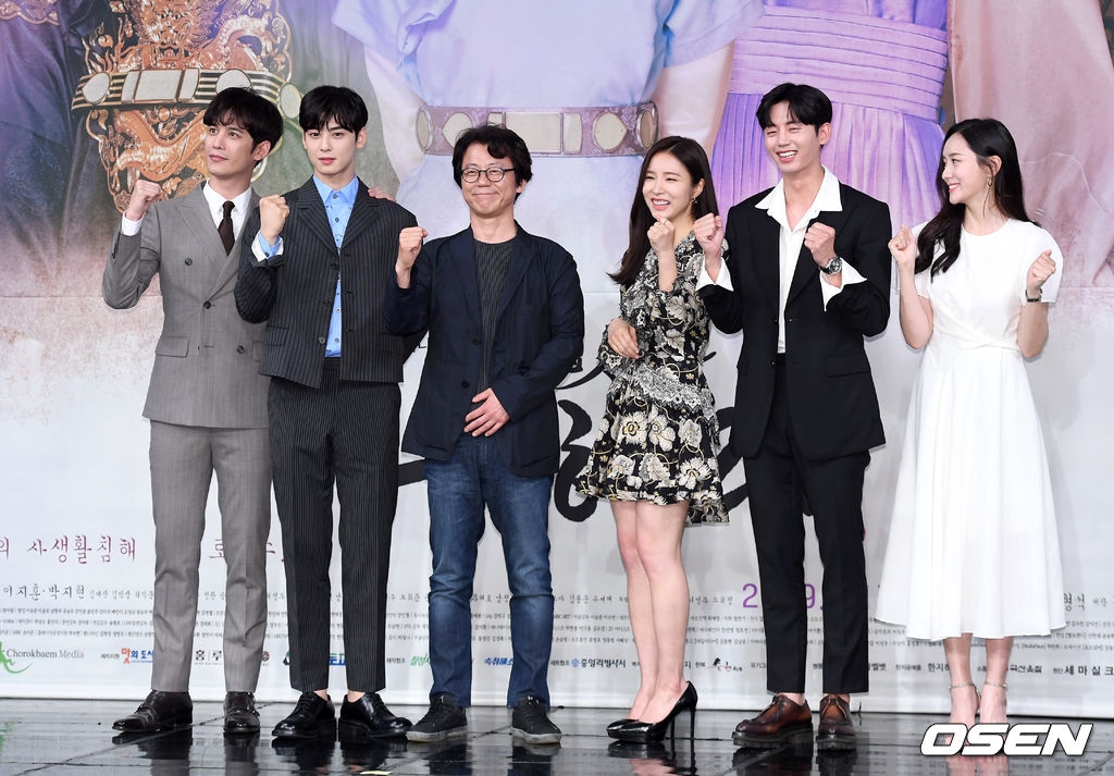 Shin Se Kyung sánh đôi Cha Eun Woo trong họp báo phim cổ trang mới
