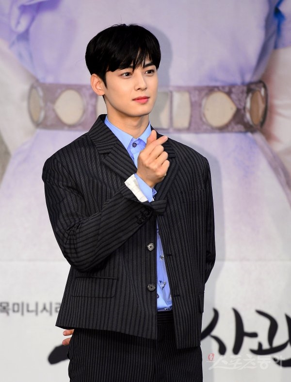 Shin Se Kyung sánh đôi Cha Eun Woo trong họp báo phim cổ trang mới