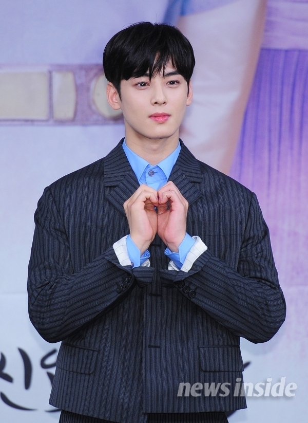 Shin Se Kyung sánh đôi Cha Eun Woo trong họp báo phim cổ trang mới