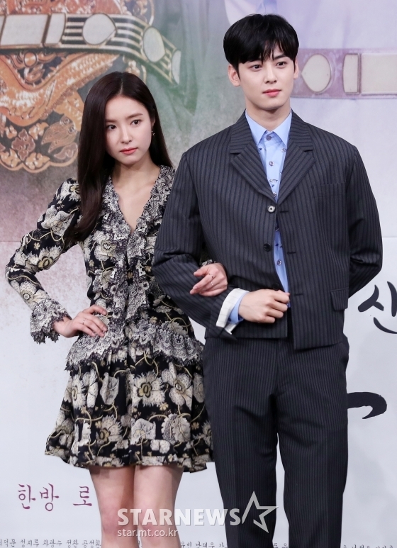 Shin Se Kyung sánh đôi Cha Eun Woo trong họp báo phim cổ trang mới