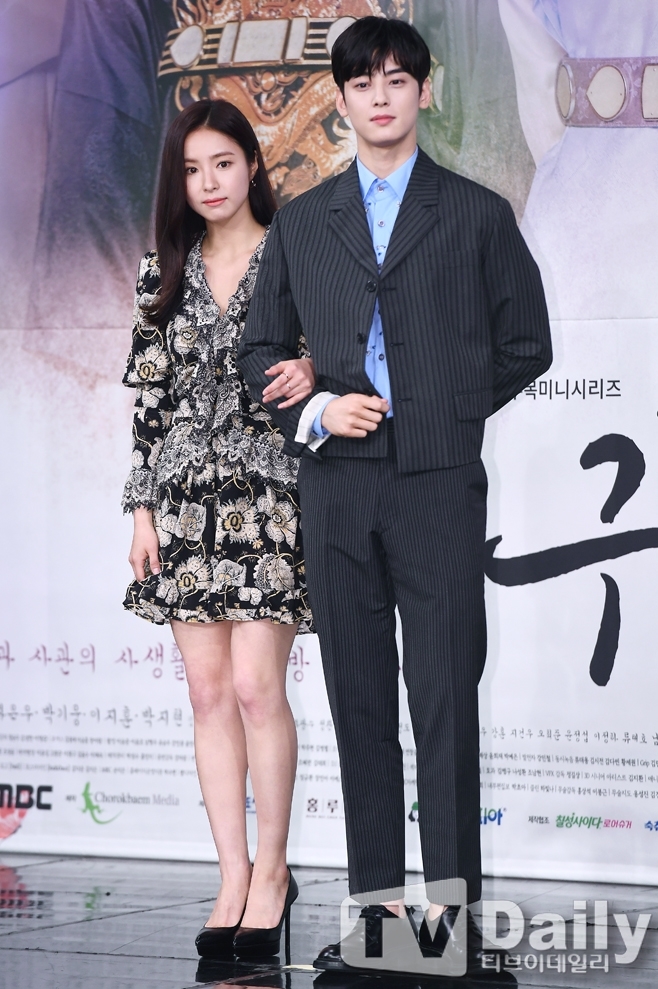 Shin Se Kyung sánh đôi Cha Eun Woo trong họp báo phim cổ trang mới