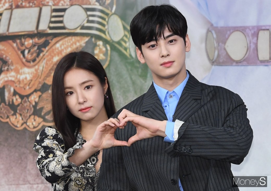 Shin Se Kyung sánh đôi Cha Eun Woo trong họp báo phim cổ trang mới