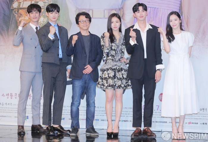 Shin Se Kyung sánh đôi Cha Eun Woo trong họp báo phim cổ trang mới