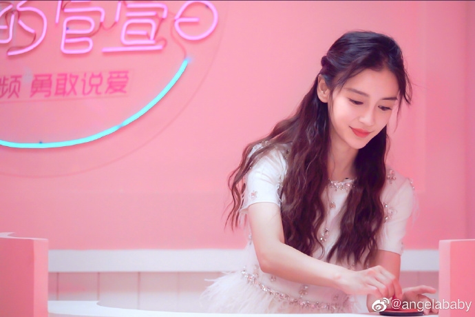 AngelaBaby khiến fan lo sốt vó khi bị người đại diện bỏ rơi