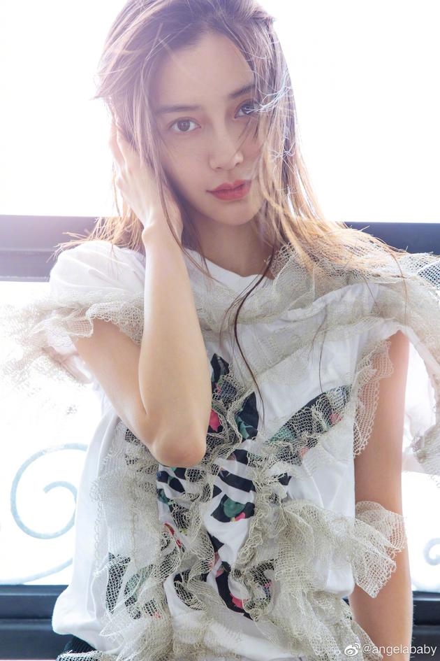 AngelaBaby khiến fan lo sốt vó khi bị người đại diện bỏ rơi