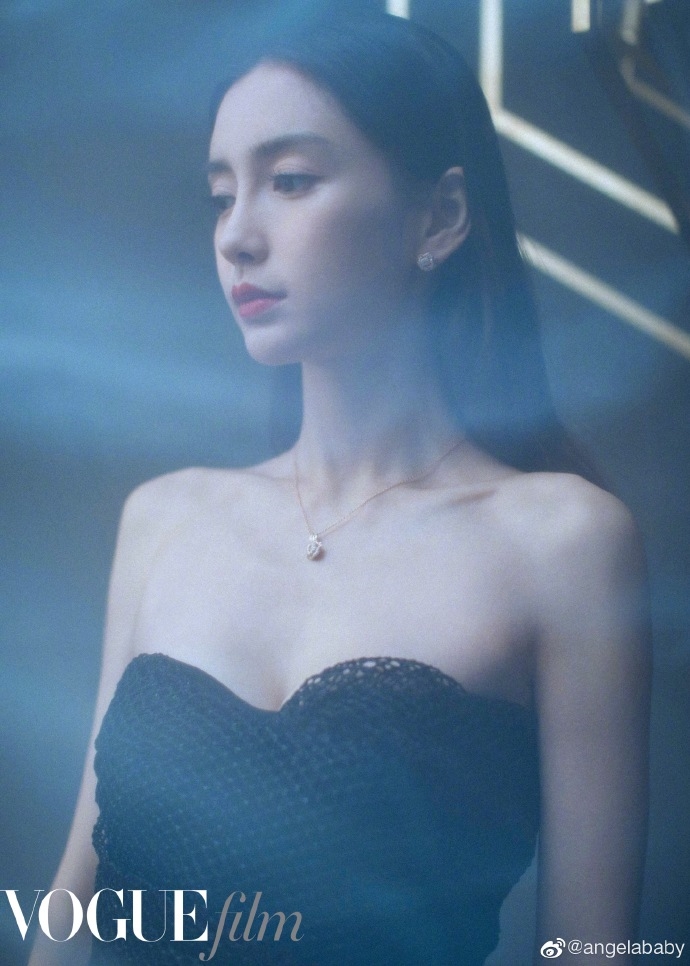 AngelaBaby khiến fan lo sốt vó khi bị người đại diện bỏ rơi