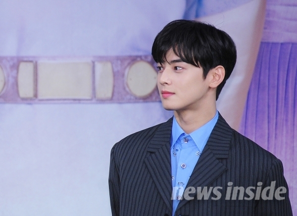Shin Se Kyung sánh đôi Cha Eun Woo trong họp báo phim cổ trang mới