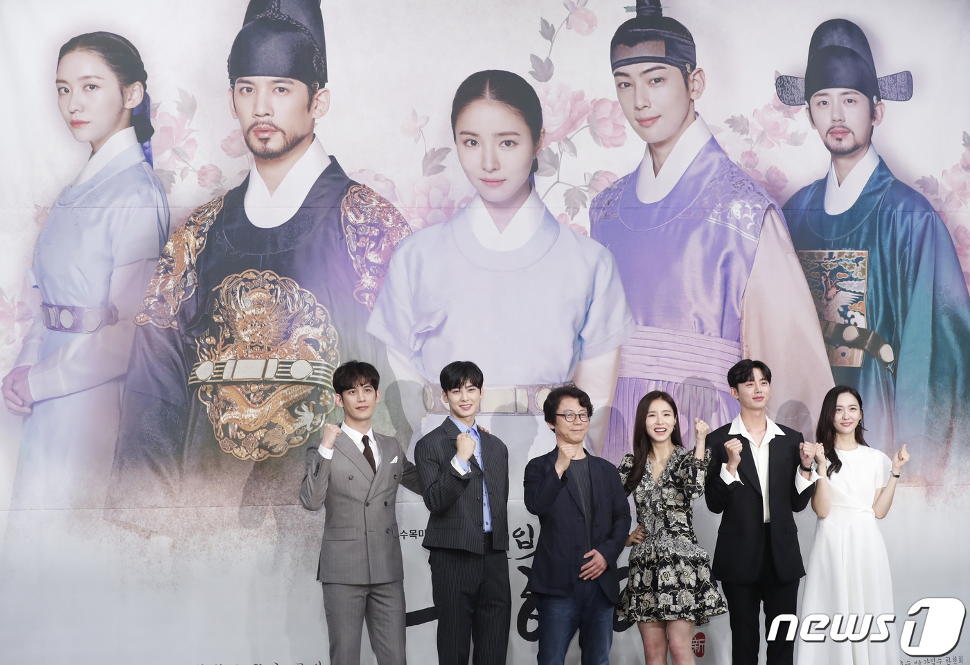 Shin Se Kyung sánh đôi Cha Eun Woo trong họp báo phim cổ trang mới