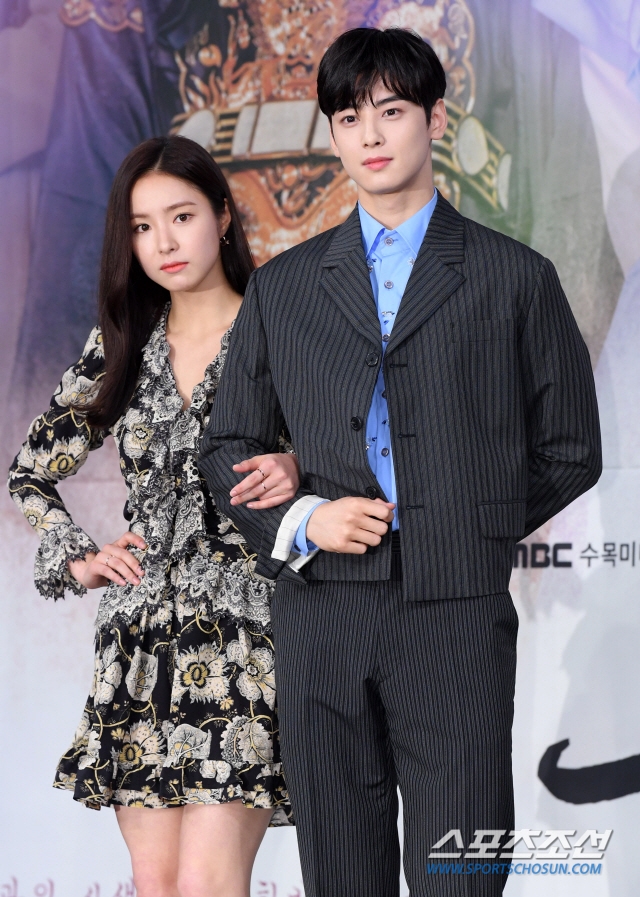 Shin Se Kyung sánh đôi Cha Eun Woo trong họp báo phim cổ trang mới