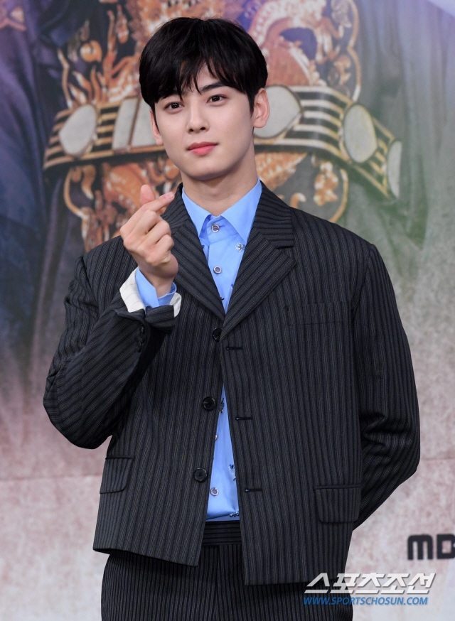 Shin Se Kyung sánh đôi Cha Eun Woo trong họp báo phim cổ trang mới