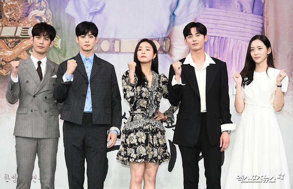 Shin Se Kyung sánh đôi Cha Eun Woo trong họp báo phim cổ trang mới