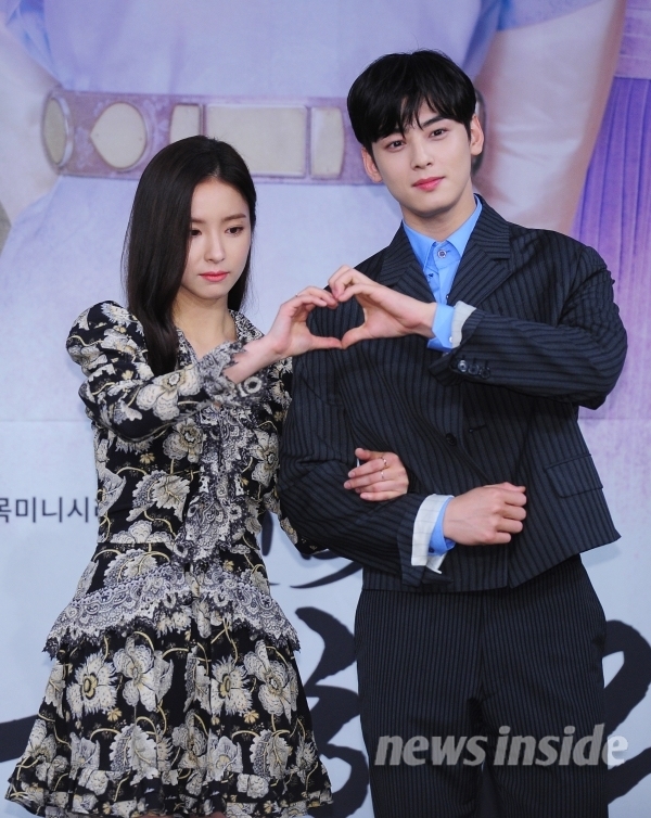 Shin Se Kyung sánh đôi Cha Eun Woo trong họp báo phim cổ trang mới