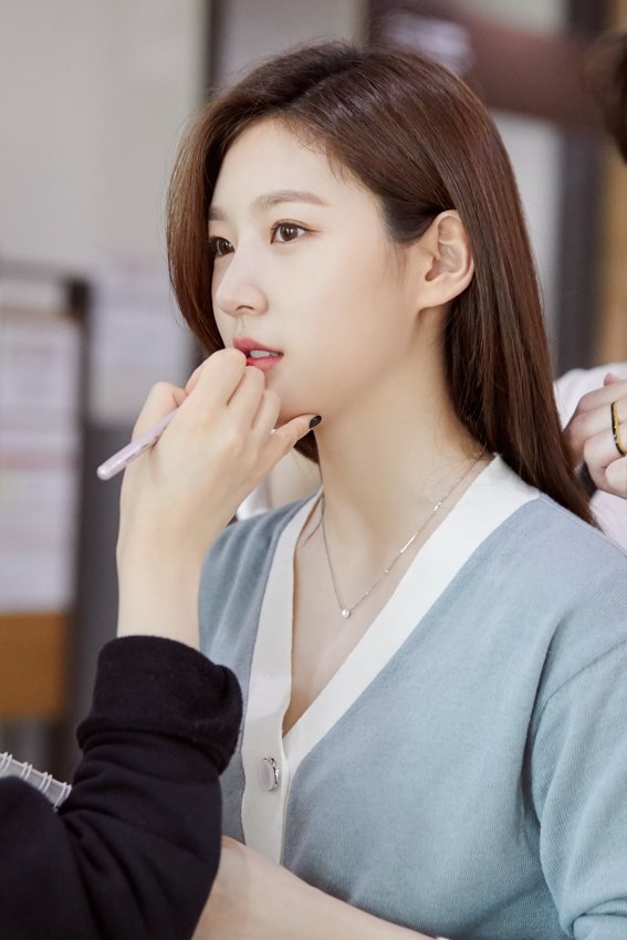 Kim Sae Ron khoe nhan sắc tuổi đôi mươi rạng rỡ trong bộ ảnh mới