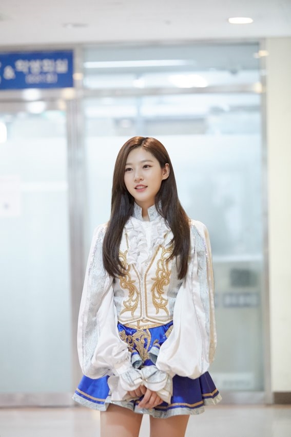 Kim Sae Ron khoe nhan sắc tuổi đôi mươi rạng rỡ trong bộ ảnh mới
