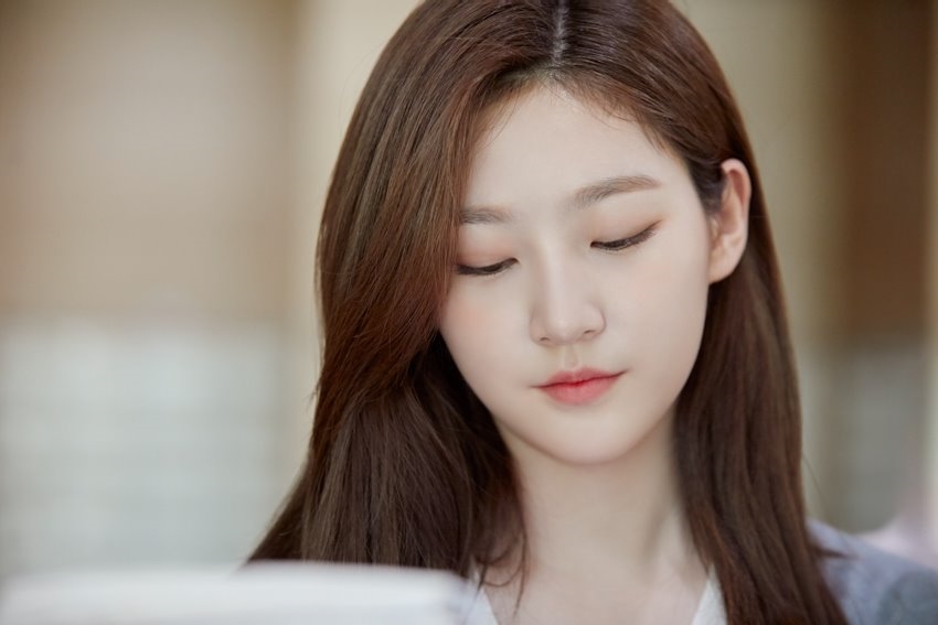 Kim Sae Ron khoe nhan sắc tuổi đôi mươi rạng rỡ trong bộ ảnh mới