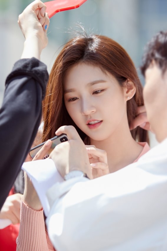 Kim Sae Ron khoe nhan sắc tuổi đôi mươi rạng rỡ trong bộ ảnh mới