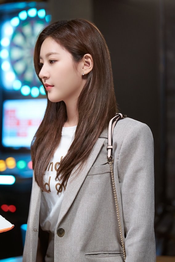 Kim Sae Ron khoe nhan sắc tuổi đôi mươi rạng rỡ trong bộ ảnh mới
