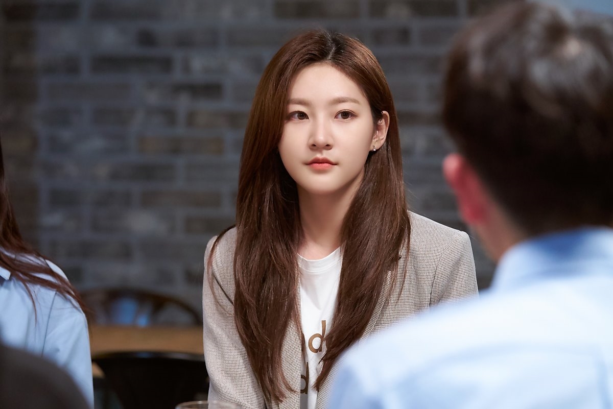 Kim Sae Ron khoe nhan sắc tuổi đôi mươi rạng rỡ trong bộ ảnh mới