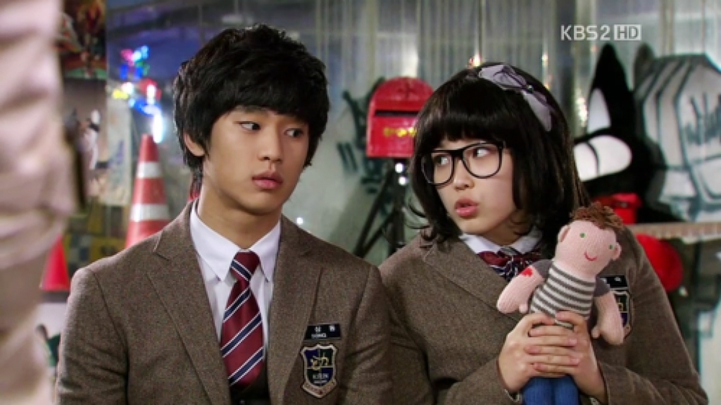 Kim Soo Hyun tới phim trường ủng hộ bạn thân IU và Yeo Jin Goo