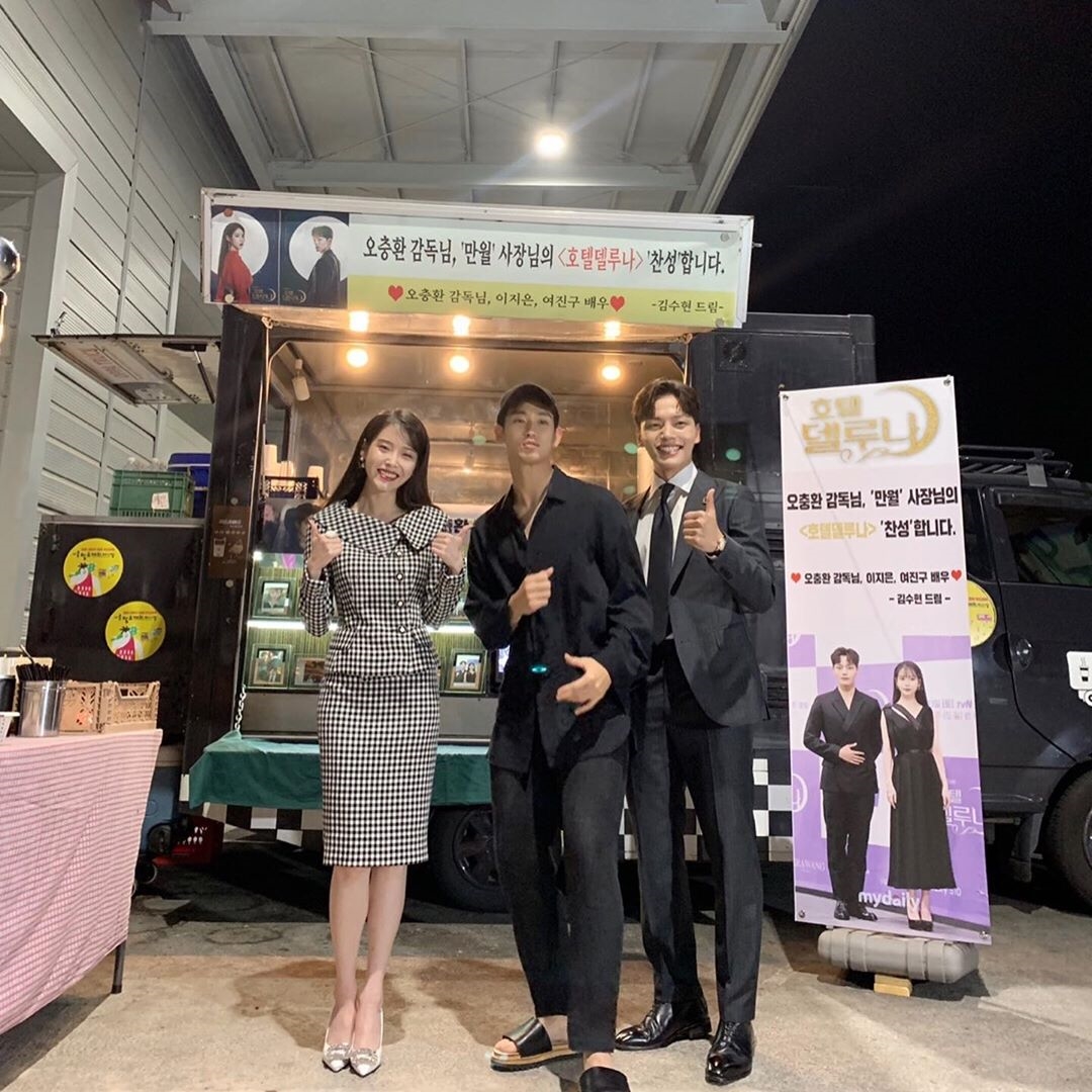 Kim Soo Hyun tới phim trường ủng hộ bạn thân IU và Yeo Jin Goo