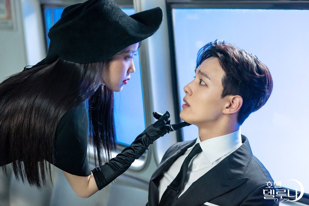 Kim Soo Hyun tới phim trường ủng hộ bạn thân IU và Yeo Jin Goo