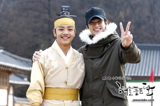Kim Soo Hyun tới phim trường ủng hộ bạn thân IU và Yeo Jin Goo