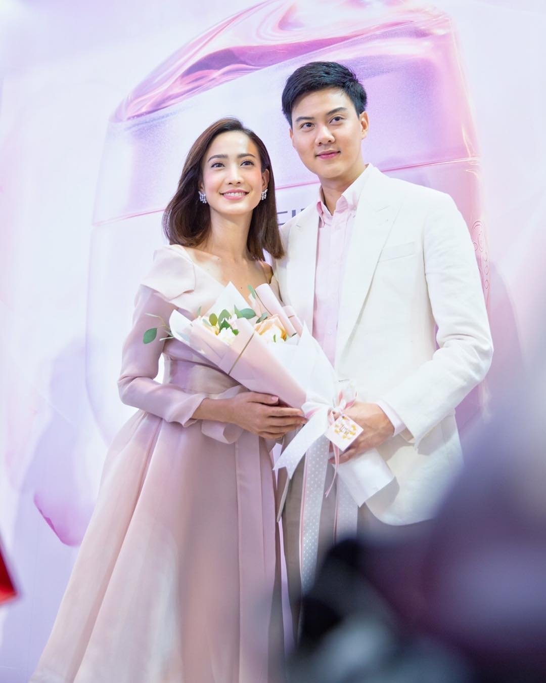 Mew Nittha bất ngờ thông báo kết hôn, Taew Natapohn được nhắc tên