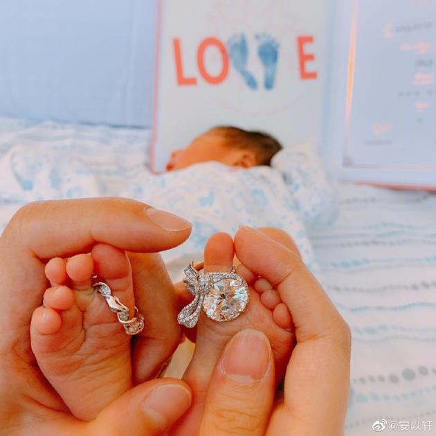 An Dĩ Hiên lên chức mẹ bỉm sữa, khoe ảnh con chào đời bình an