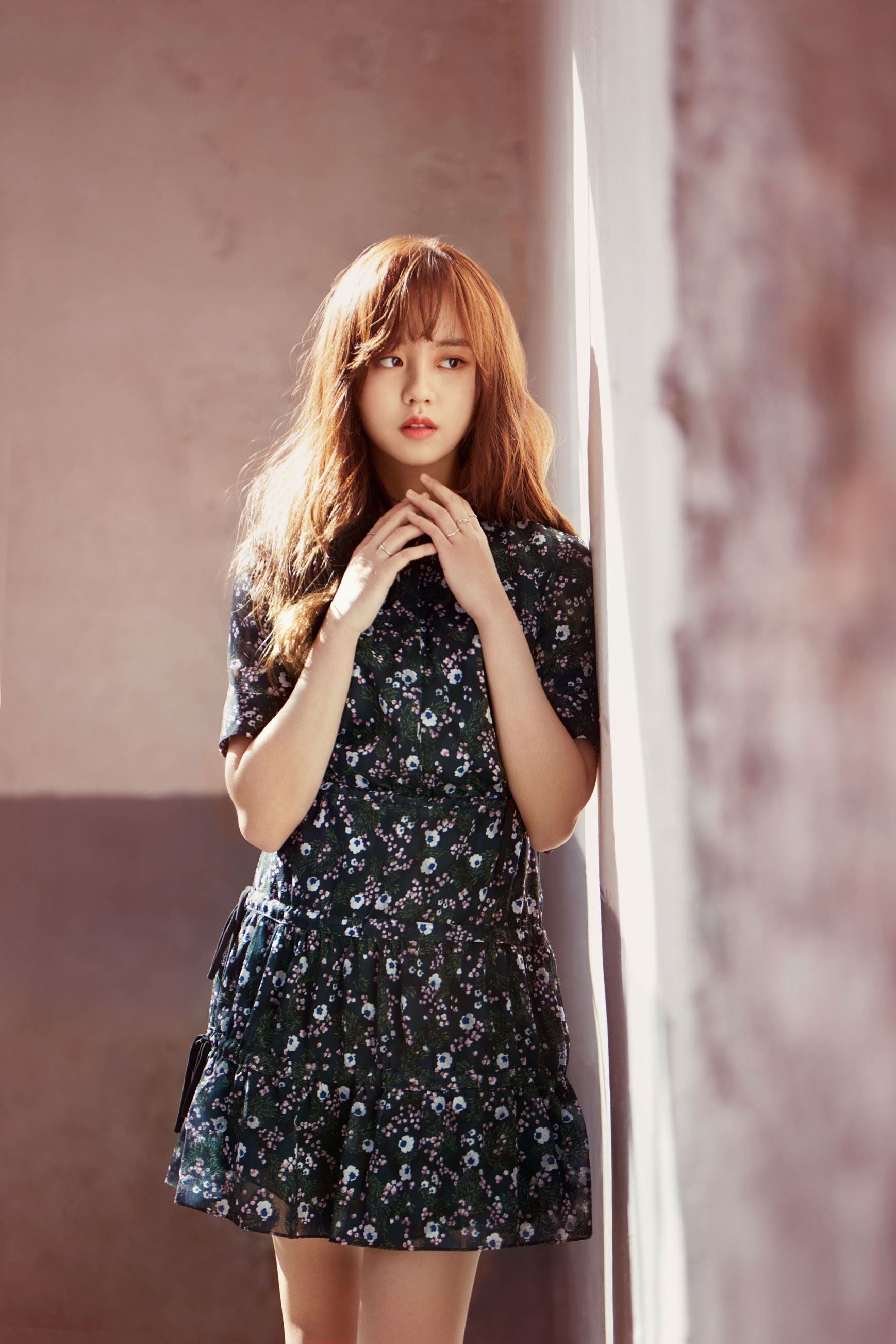 Kim So Hyun bất ngờ bị ngã ngựa trên phim trường drama cổ trang mới