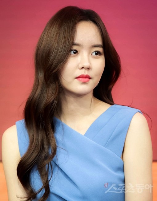 Kim So Hyun bất ngờ bị ngã ngựa trên phim trường drama cổ trang mới