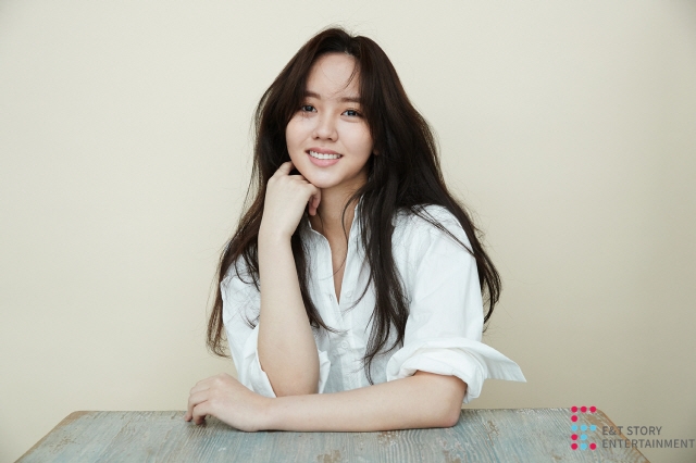 Kim So Hyun bất ngờ bị ngã ngựa trên phim trường drama cổ trang mới