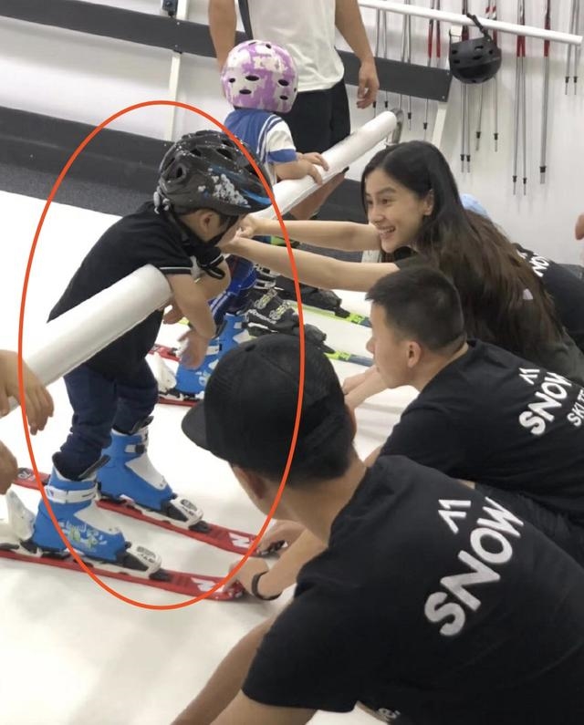 AngelaBaby đi chơi khuya với bạn, Huỳnh Hiểu Minh canh cửa chờ vợ về?