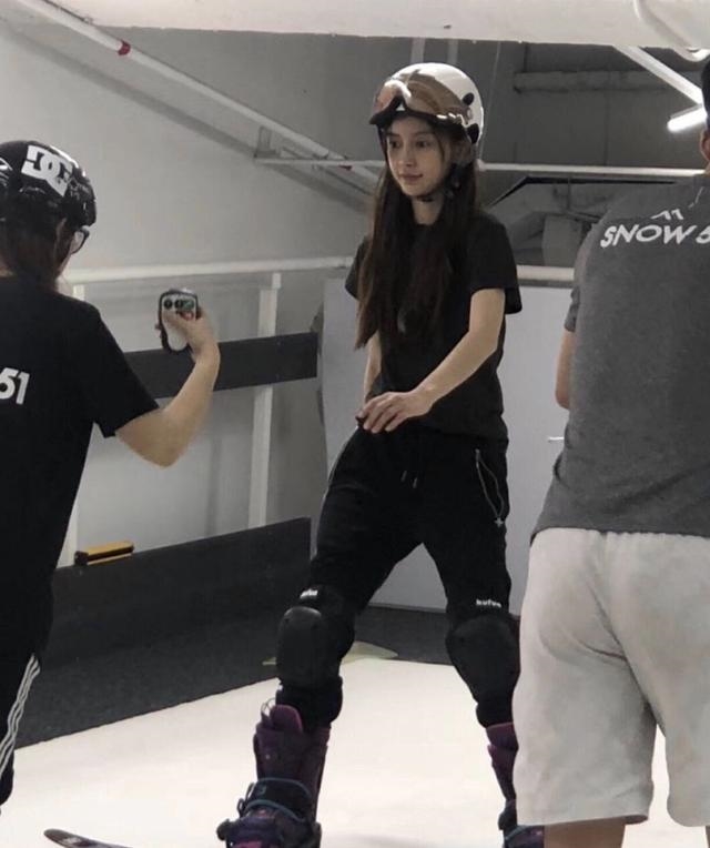 AngelaBaby đi chơi khuya với bạn, Huỳnh Hiểu Minh canh cửa chờ vợ về?