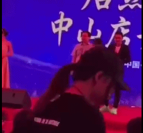 Nhậm Đạt Hoa bị tấn công trên sân khấu bằng dao nhọn
