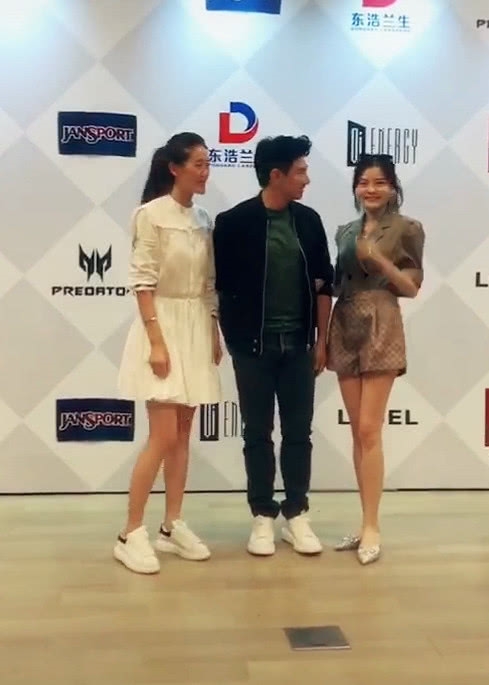 Ngô Kỳ Long tuyên bố: 'Tôi có vợ rồi' khi bị fan nữ đòi nắm tay