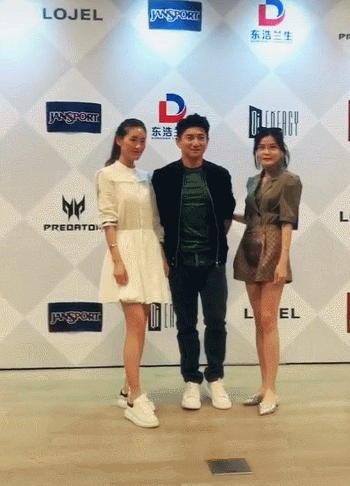 Ngô Kỳ Long tuyên bố: 'Tôi có vợ rồi' khi bị fan nữ đòi nắm tay