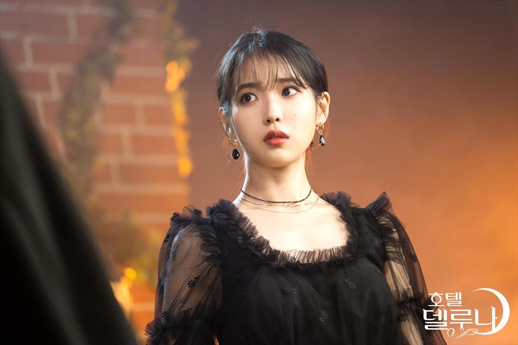 Thời trang của IU trong 'Hotel Del Luna' trở thành chủ đề nóng