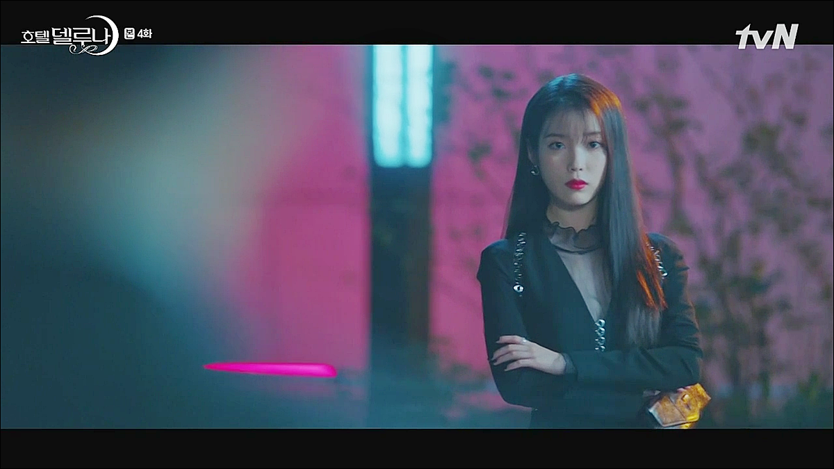 Thời trang của IU trong 'Hotel Del Luna' trở thành chủ đề nóng