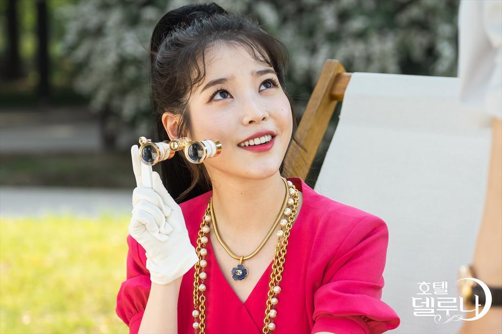 Thời trang của IU trong 'Hotel Del Luna' trở thành chủ đề nóng