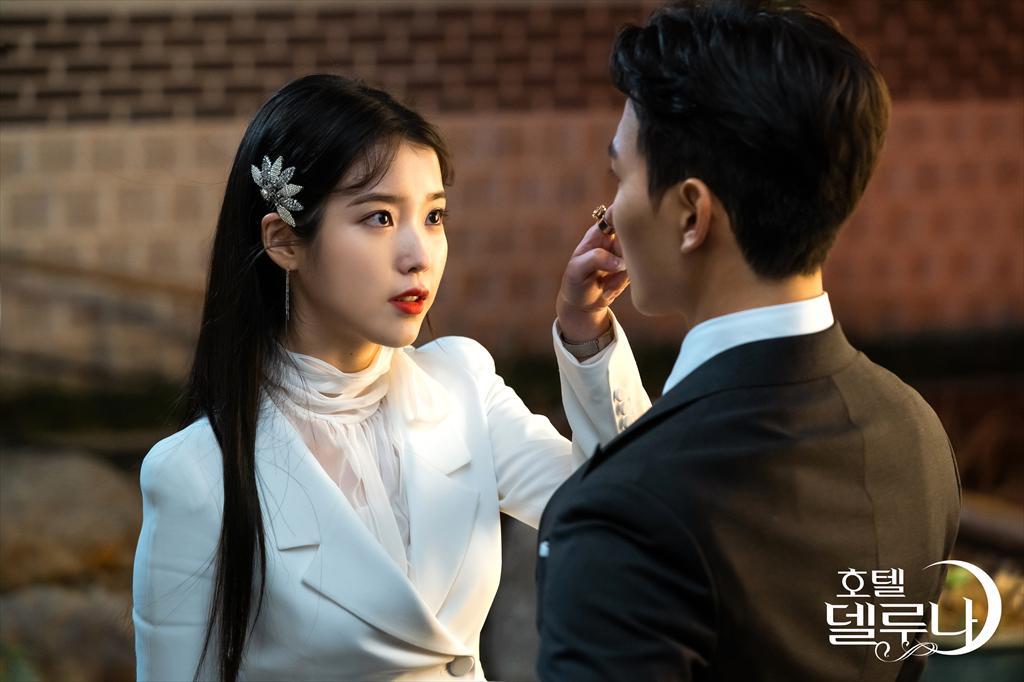 Thời trang của IU trong 'Hotel Del Luna' trở thành chủ đề nóng