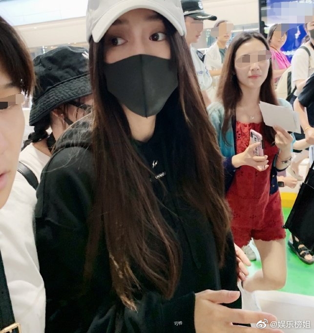AngelaBaby bị nhân viên an ninh xô đẩy ở sân bay khiến fan bức xúc