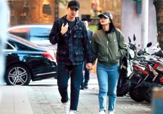 Cao Viên Viên lần đầu lộ diện sau 2 tháng hạ sinh con gái đầu lòng