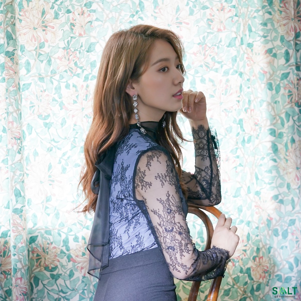 Park Shin Hye tung bộ ảnh tóc dài thật kiêu sa thu hút sự chú ý