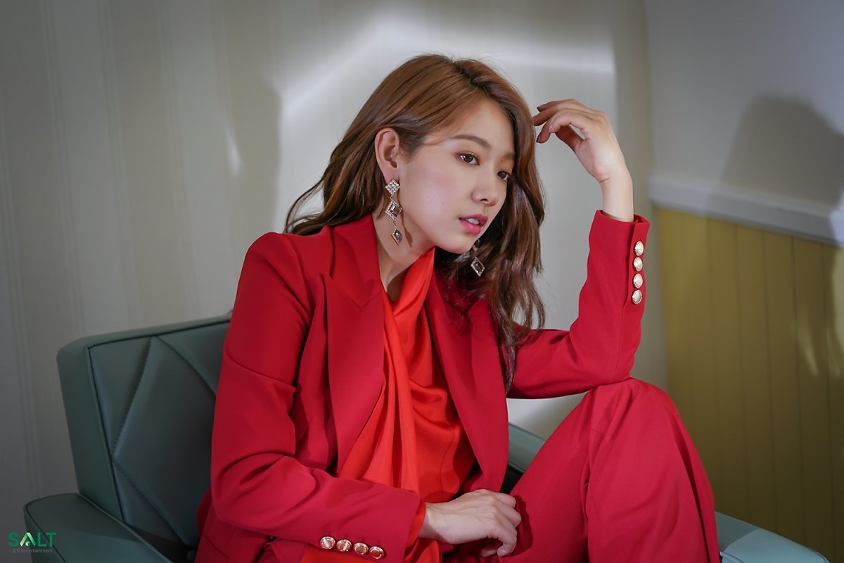 Park Shin Hye tung bộ ảnh tóc dài thật kiêu sa thu hút sự chú ý