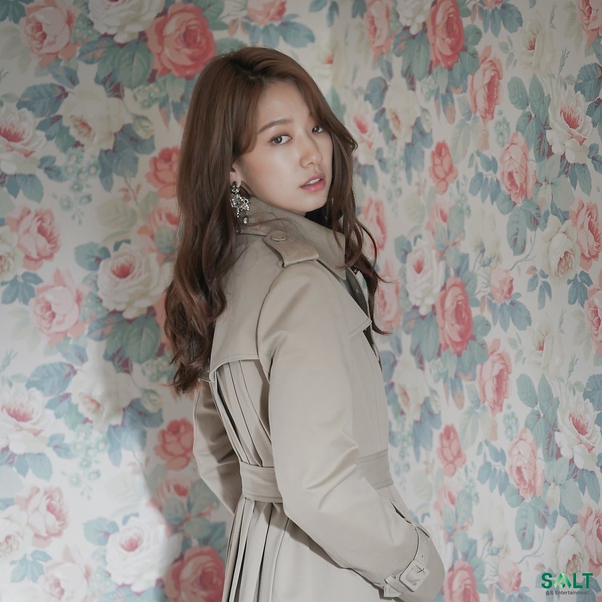 Park Shin Hye tung bộ ảnh tóc dài thật kiêu sa thu hút sự chú ý