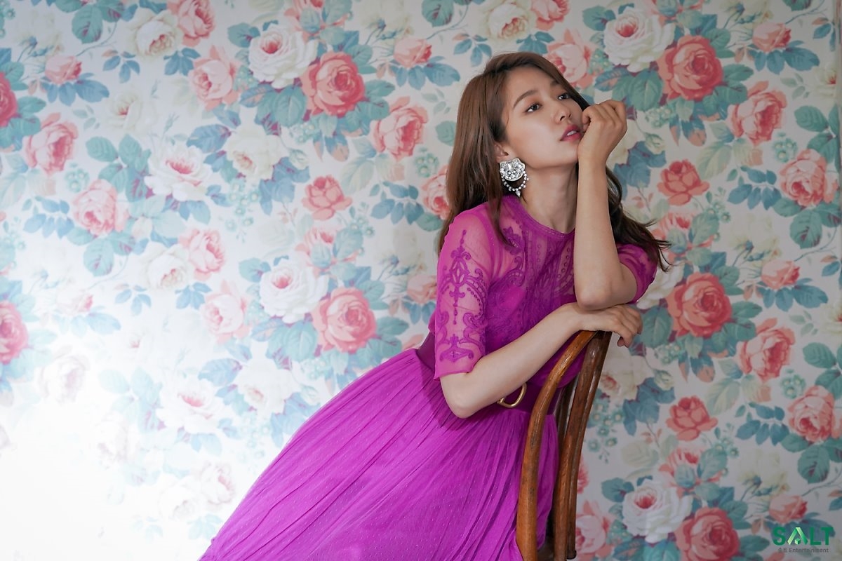 Park Shin Hye tung bộ ảnh tóc dài thật kiêu sa thu hút sự chú ý