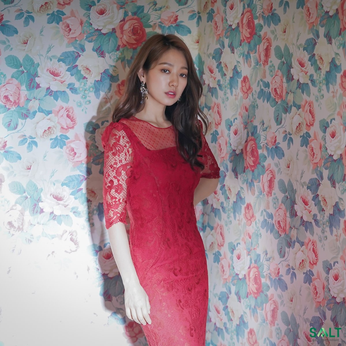 Park Shin Hye tung bộ ảnh tóc dài thật kiêu sa thu hút sự chú ý