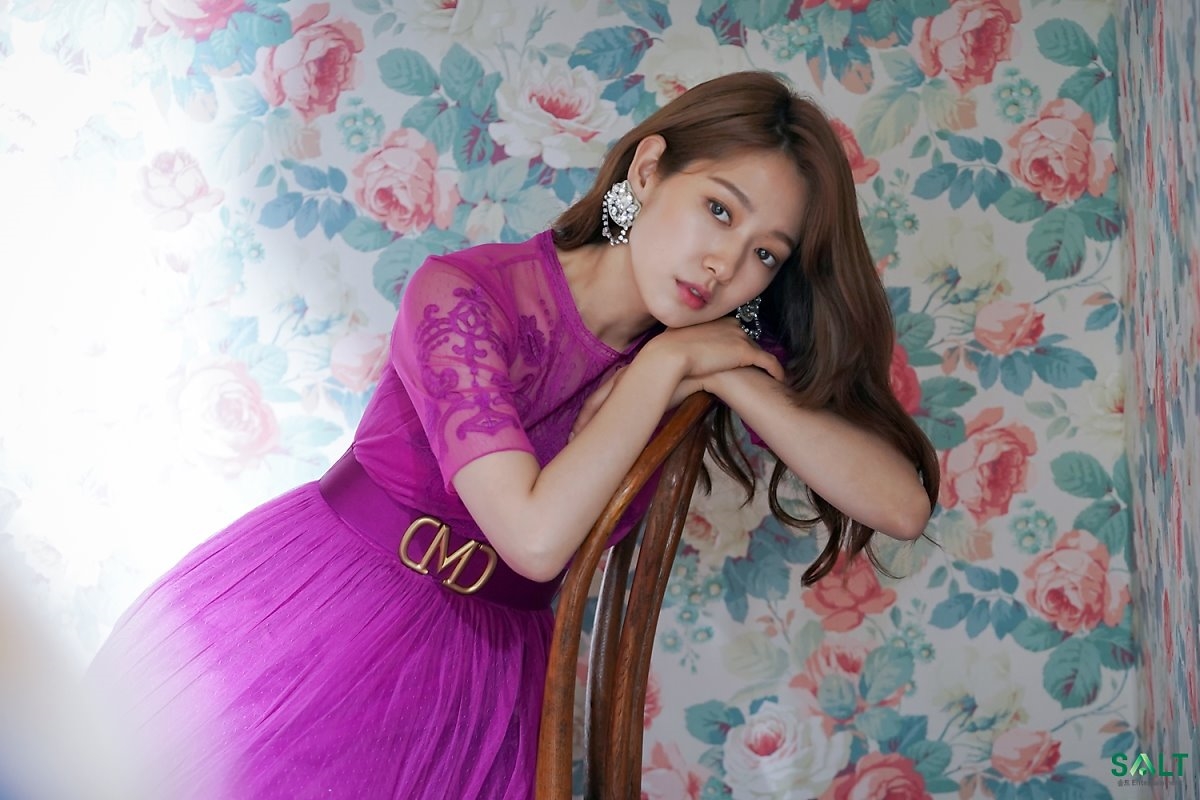 Park Shin Hye tung bộ ảnh tóc dài thật kiêu sa thu hút sự chú ý